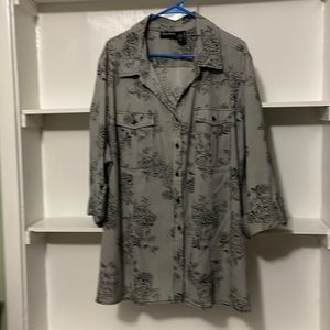 Maggie Barnes 3/4 button cuff sleeve Print Blouse. Flattering small vert. Stripe